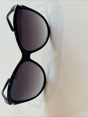 GUESS Black Sunglasses - Sleek Designer Style